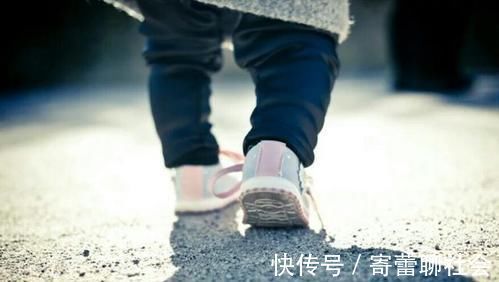 亲子关系|宝宝15个月才会走路,越晚走路越笨吗?专家:多数家长都理解错了