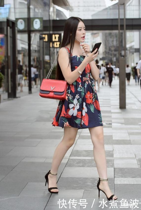 街拍红色的印花连衣裙穿出了气质,身材好形象佳,真的养眼
