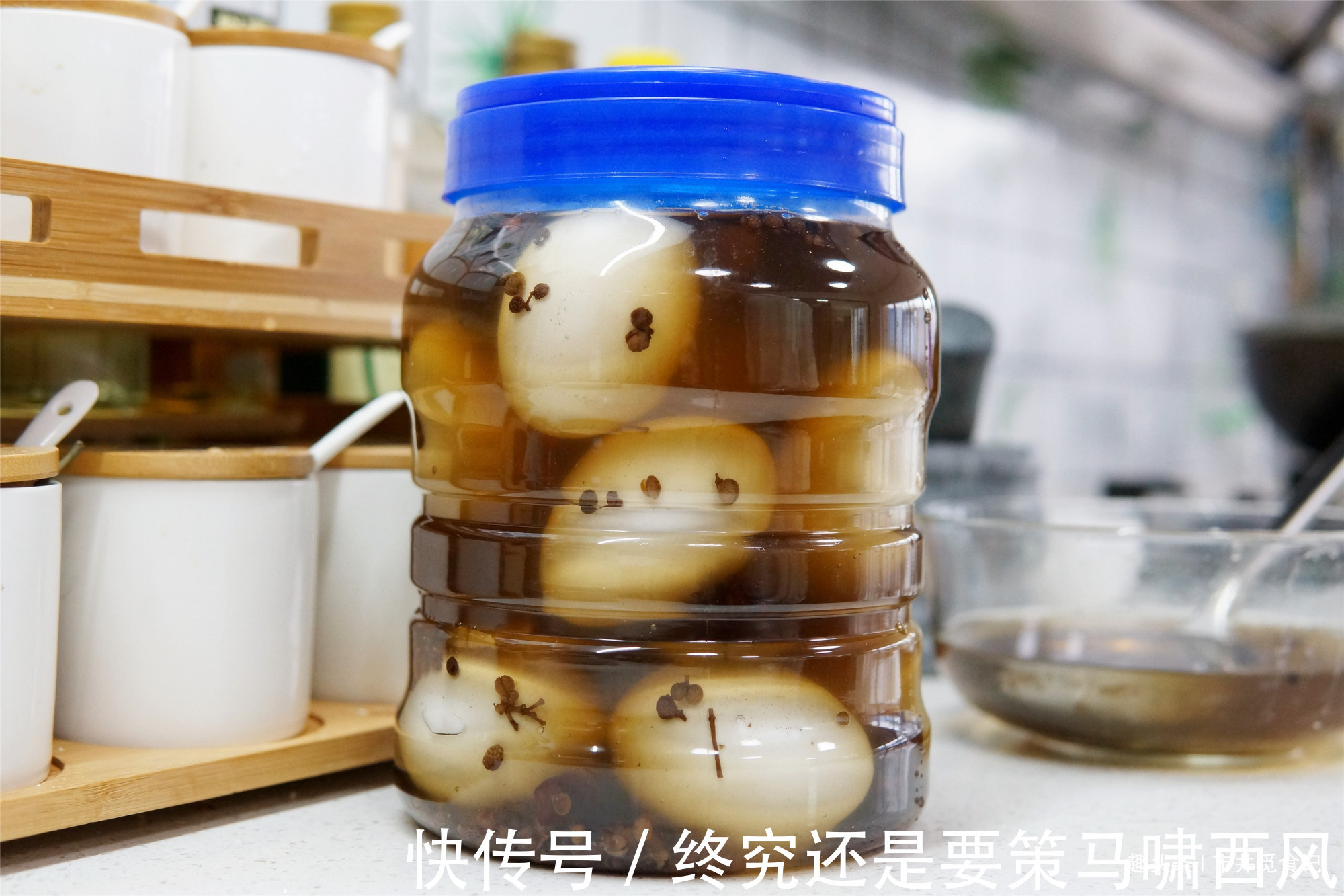 腌咸鸭蛋，奶奶用了几十年的办法，个个流油起沙，干干净净不用泥