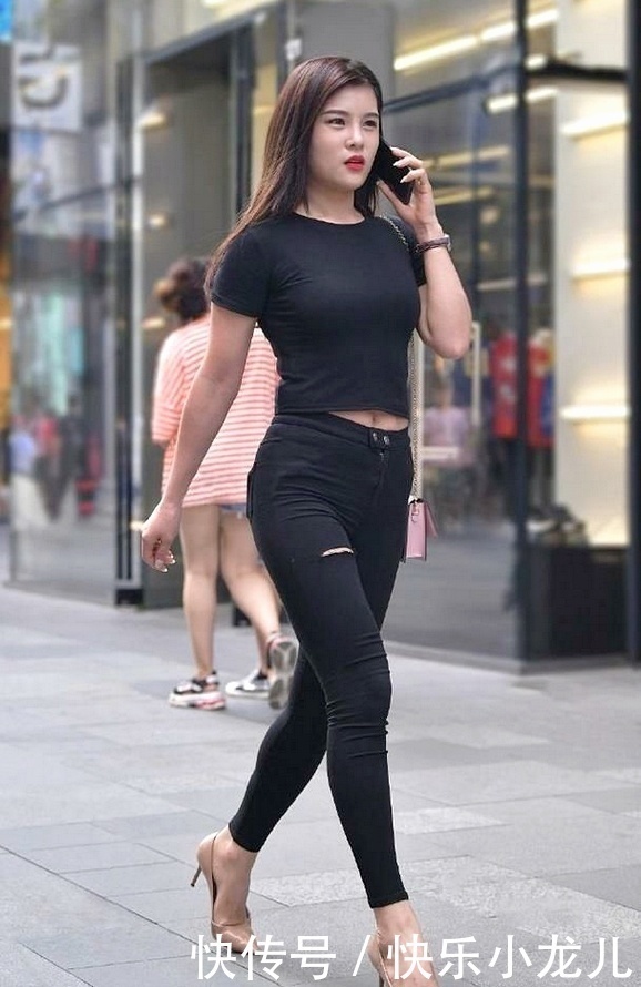休闲装搭配高跟鞋,黑色修身裤穿出性感风格,太美了