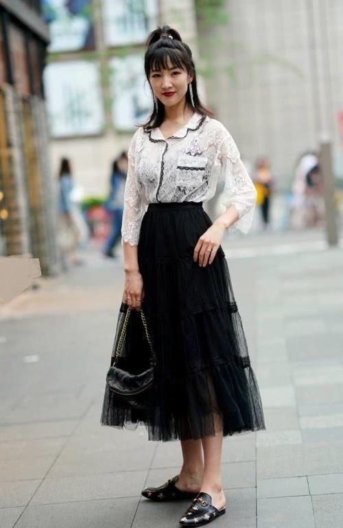 西装|建议女生西装别搭裤子，配上“扇子裙”洋气优雅，时尚又亮眼！