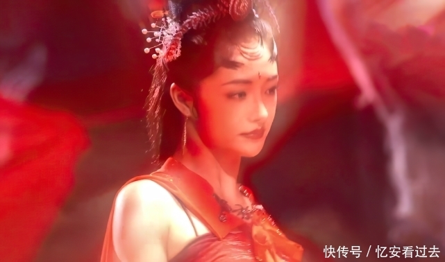 不老女神|周洁琼上演最美“蜘蛛精”，当灯光暗下的那一刻，她的真容暴露了