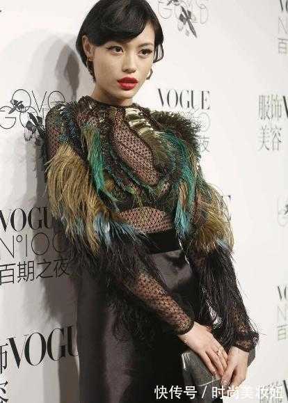 穿搭|葛荟婕真有“国际范”,穿镂空羽毛衣配皮裙好高级,大红唇太抢镜