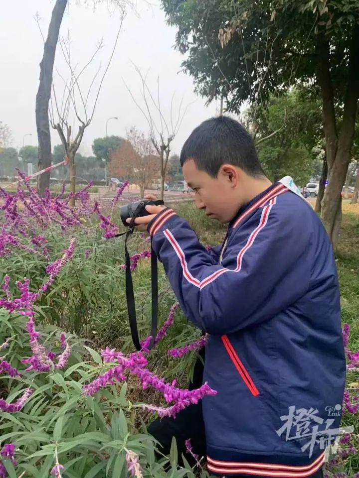 男孩|14岁自闭症男孩公园卖玩具，爸爸：我要用剩余一生陪伴他成长