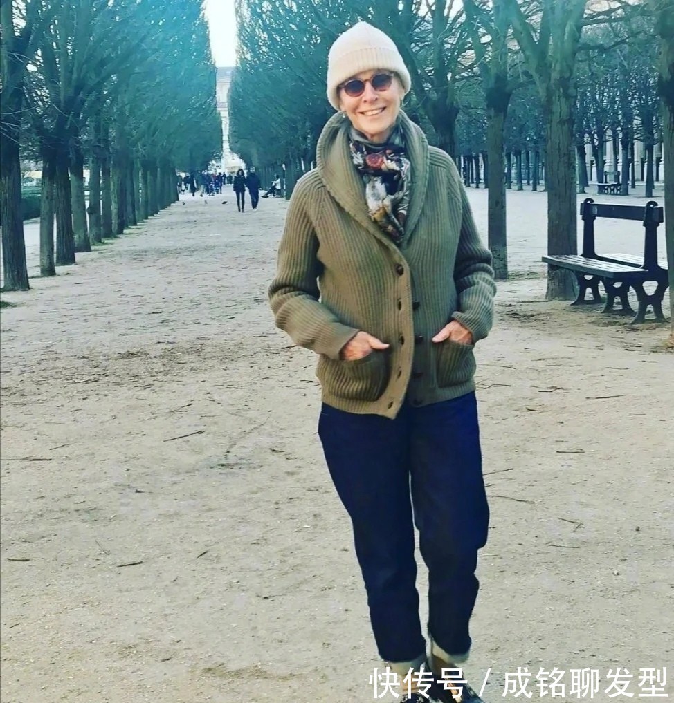 时髦 年龄大不是借口,这位奶奶头发花白照样爱打扮,穿搭时髦状态超赞