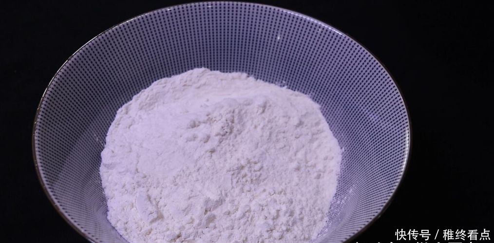 这是椒盐酥饼的做法,咸香可口,外皮超酥,轻轻一碰就掉渣