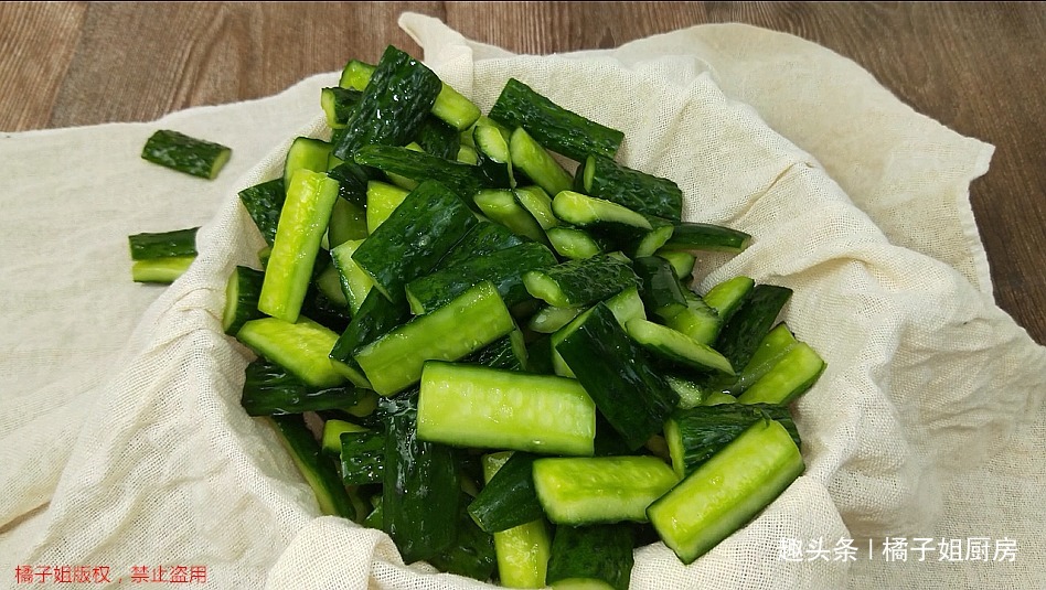 黄瓜不要凉拌了,教你一个最好吃的做法,一次秘制5斤,上桌扫光