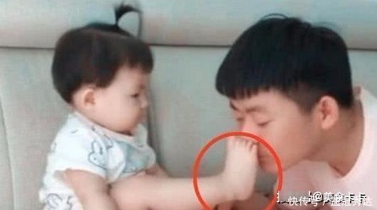 宝爸|年轻爸爸闻了下宝宝小脚,假装被熏晕,宝宝接下来的举动太可爱了
