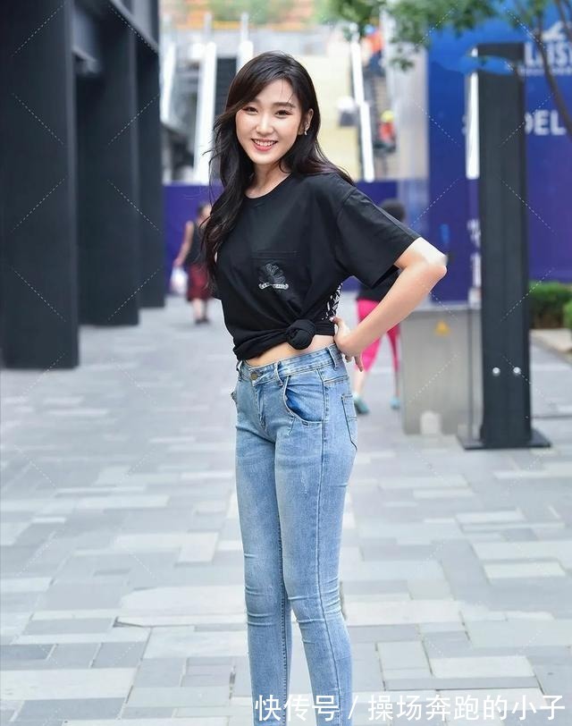 小姐姐|微胖身材这样穿才好看,黑色T恤搭配紧身牛仔,遮肉还显迷人小蛮腰