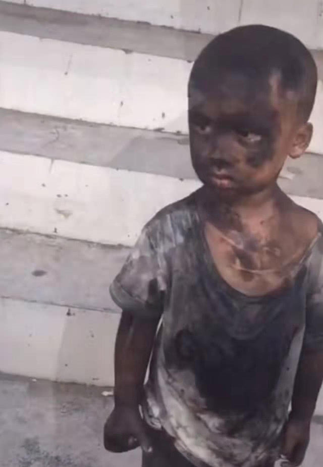 幼儿园|幼儿园放学,两个孩子一直没有人认领,亲妈瞅了十分钟没有认出来