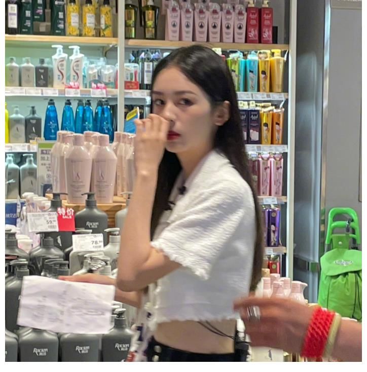 龚俊|中餐厅5再出路透,路人镜头下的周也好甜,龚俊花蝴蝶衬衫好绝