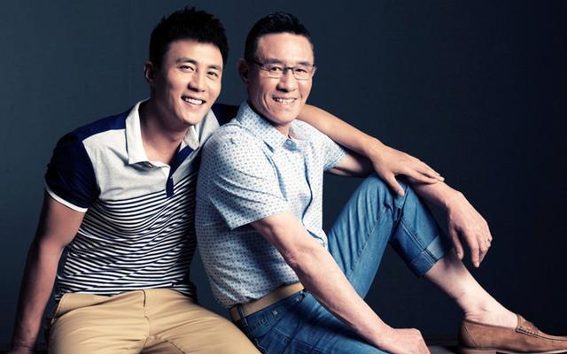 父母|“妈,你是怎么看上我爸的”,儿子拿着父母的结婚照,捧腹大笑