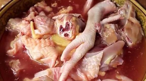 鸡肉更干净|清洗鸡肉时，千万别直接用水洗，多加一步，鸡肉无腥味更好吃