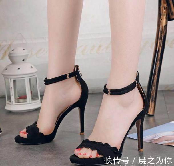 凉鞋 细高跟凉鞋,彰显双足纤细的姿态,展露优雅大方的曼妙身姿