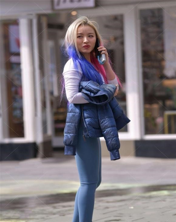 个性 时尚女孩的个性打扮,五颜六色的发式,白底配健美裤,美极了!