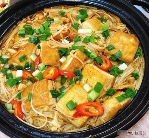 金针菇豆腐锅|豆腐跟它一起煮，清热润燥营养开胃，夏天来一碗比肉好吃