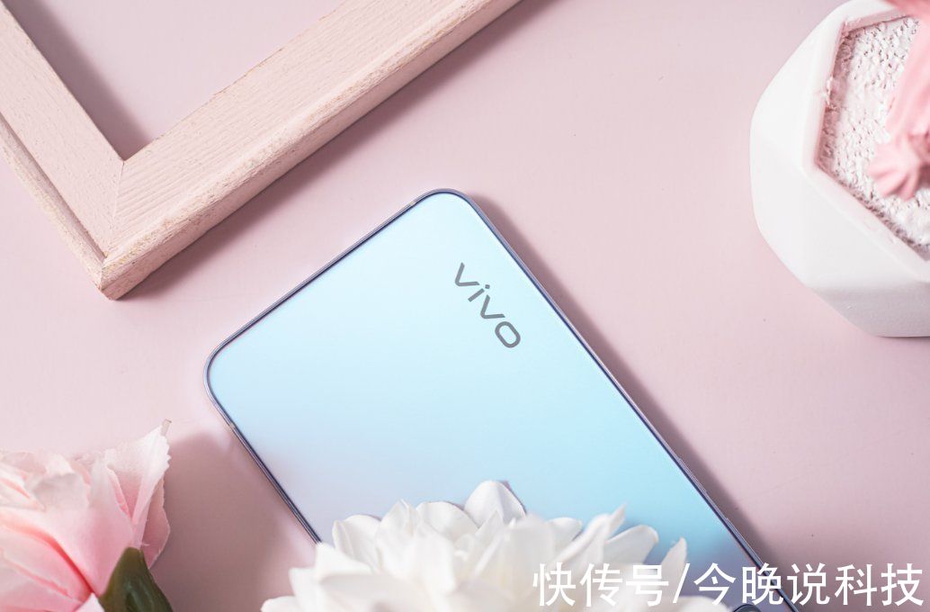 直角|直角边框成手机主流设计？vivo S10 Pro还做到了“不割手”