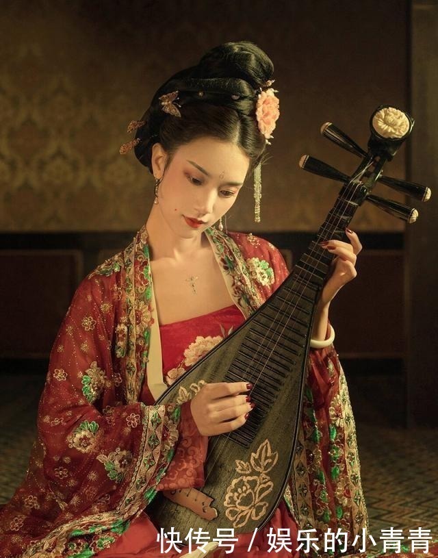 诡异|最近火了一种“阴间”汉服,穿上就可以拍鬼片,很像黑山老妖