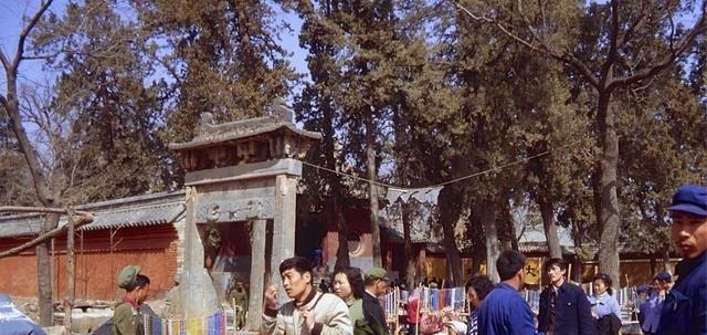 十地经|老照片直击80年代少林寺；商业气息渐浓，专心烧香的和尚