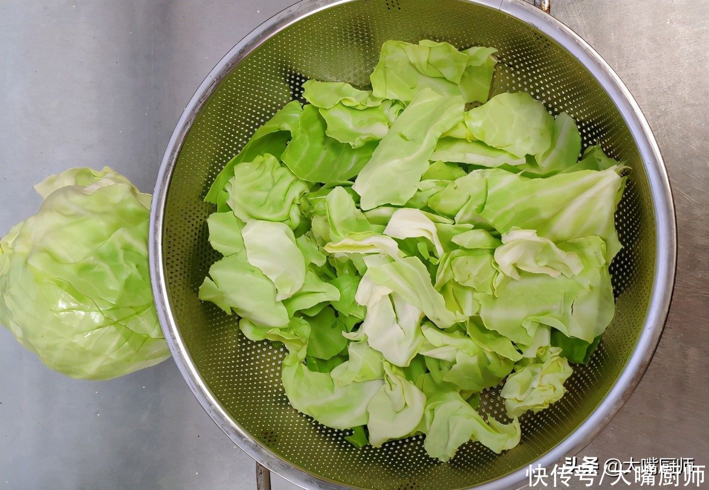 叶子|为啥饭店里的手撕包菜又香又脆？学会几个技巧，在家也能做得好吃