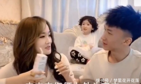 萌娃|“最腻歪夫妇”在娃面前秀恩爱火了,萌娃被气得频出“金句”