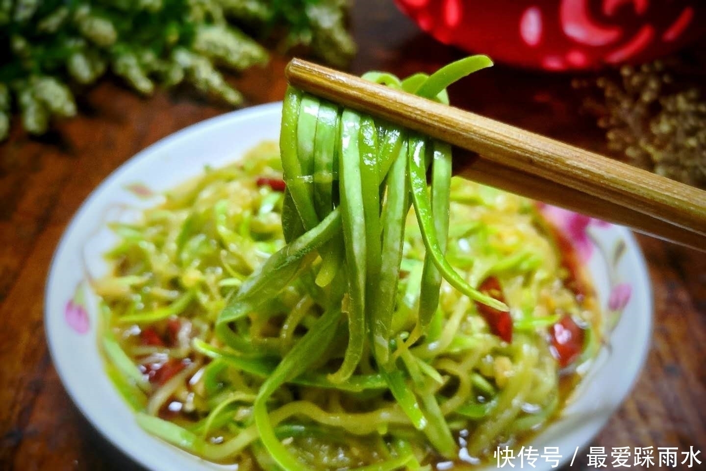 秋天吃这菜正当季,一斤2块钱,洗洗拌拌就能吃,女人常吃皮肤好