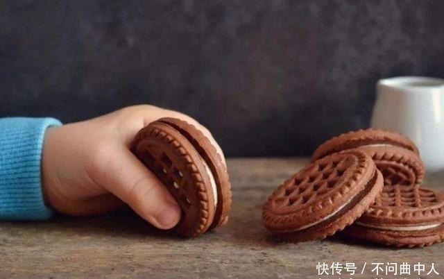 孩子们|家里这3样东西,比糖还容易让孩子长“黑牙”,家长别让孩子碰