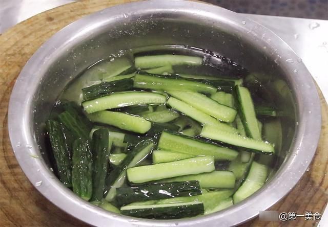 清脆|黄瓜不要直接拌，很多人都做错了，厨师长教你正确做法，清脆入味