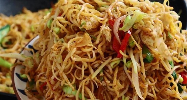 炒面很多人都做错了,大厨教你炒面的正确做法,不粘不坨,太香了