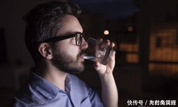 晚上喝水,做到“1多2少”,健康喝水,疾病會繞著你走