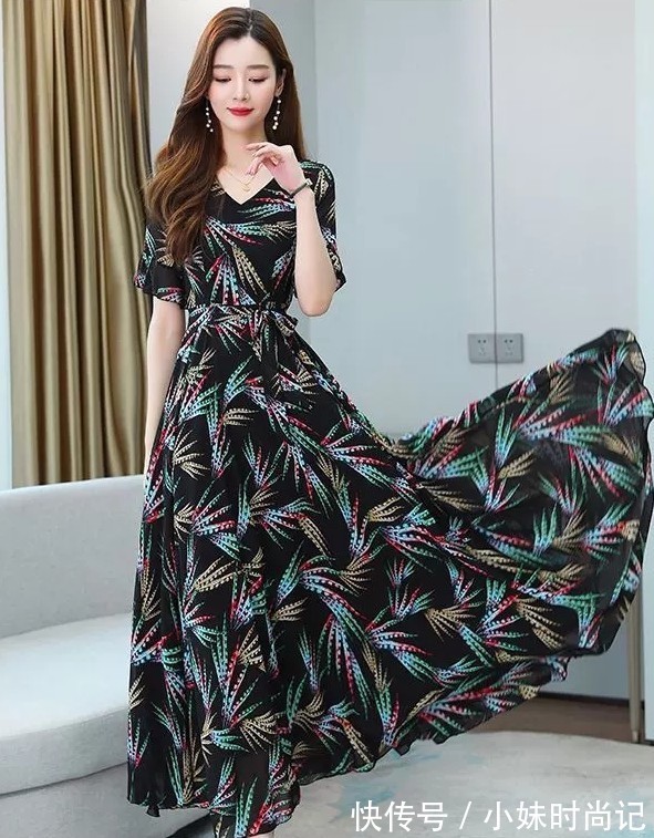 裙子|V领海边度假长裙子，高贵的典范