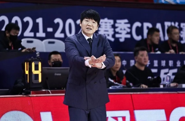 琼斯|26分20篮板8助攻!深圳输球一人昂首离开,他接替沈梓捷的重任