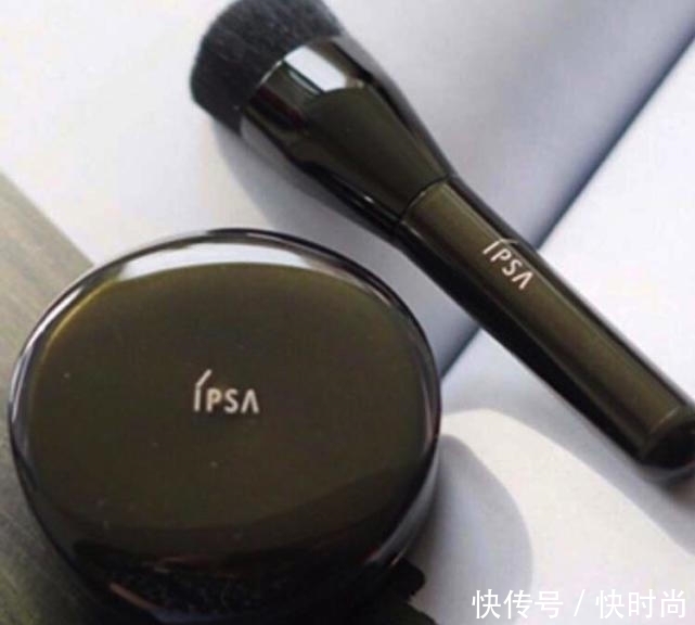 粉底霜掩盖肌肤瑕疵、暗沉,隔离外界污染,轻松打造裸妆感奶油肌