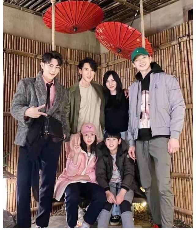 《爸爸5》重聚！吳尊一家四口回國，小泡芙變化大，嗯哼遺憾缺席