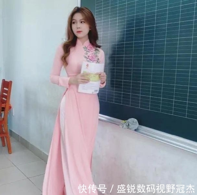 24岁女老师"课堂照"走红,成学校"公认女神",真漂亮