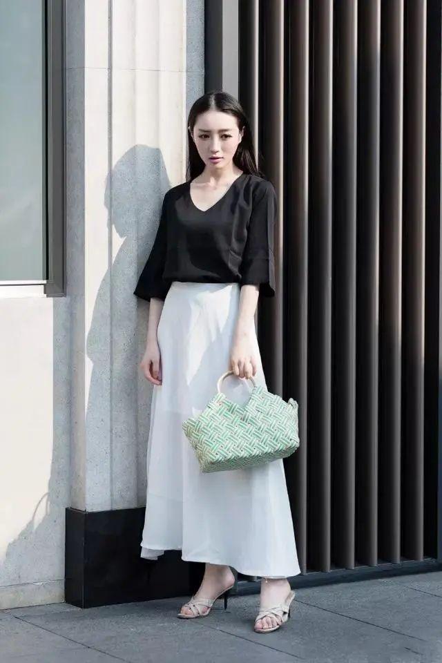 美女|身穿个性卫衣的小美女,搭配一条适合的牛仔裤,气质非常甜美