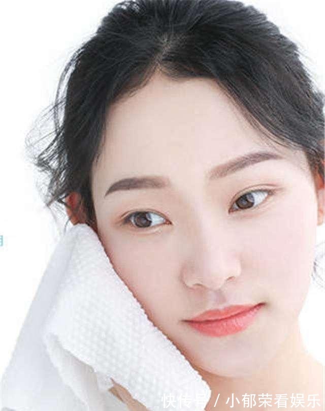 洗面奶|刚打湿脸就涂洗面奶,难怪黑头越长越多,告诉你正确的洗脸方法