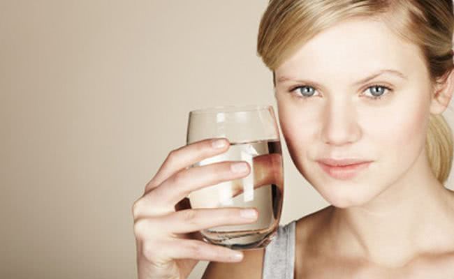 多喝|女人44-55岁,多喝6种水,暖宫排毒,保养子宫,预防妇科病