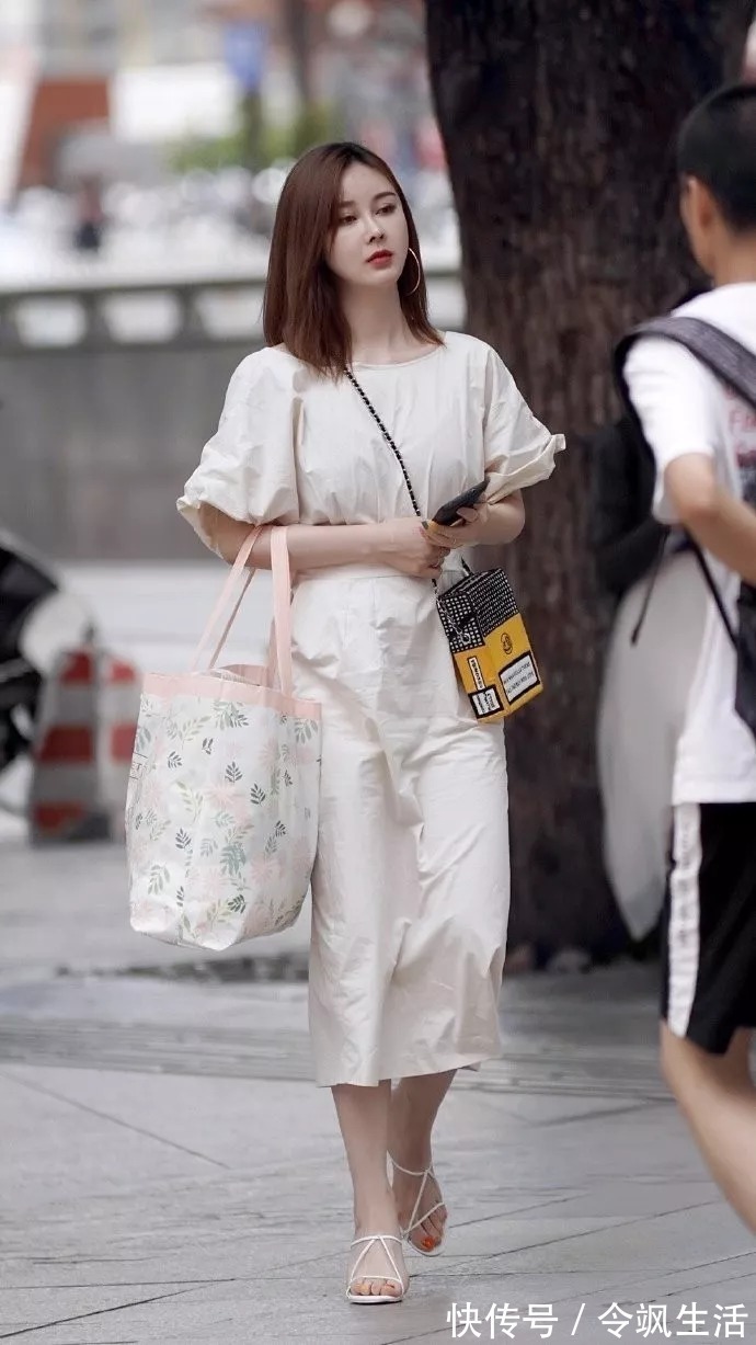 高跟鞋|街拍：高跟鞋搭配出街，让你成为时尚的焦点