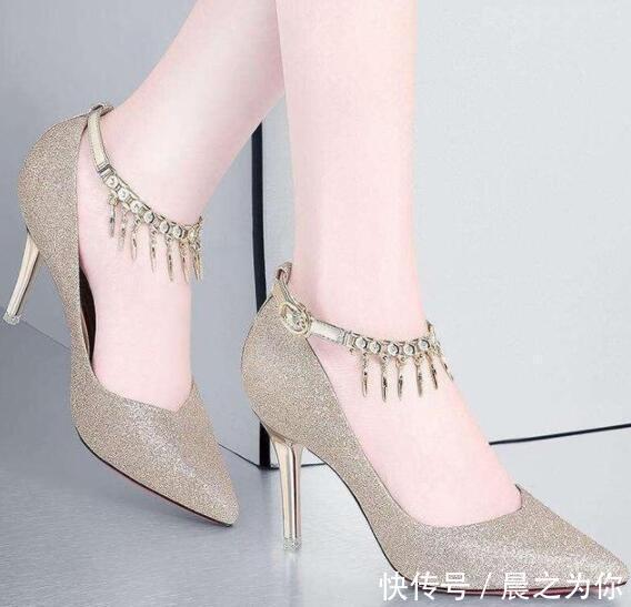 大长腿 优美的尖头高跟鞋,秀出白皙靓丽的大长腿,迷人好看又时尚!