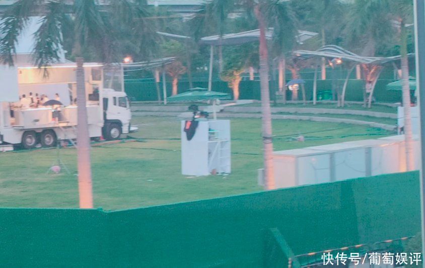 档综艺节目|中餐厅路透图曝光，周震南穿花衬衣亮相，节目组为防代拍阵仗大