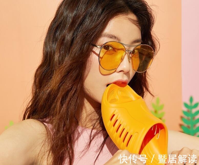 轻便 普通的凉鞋就别穿了,看我媳妇脚上穿的拖鞋,减龄还舒适