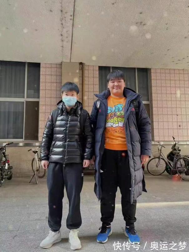 樊振东|面对镜头他们反应大不同,孙颖莎众星捧月,樊振东手拿香烟?