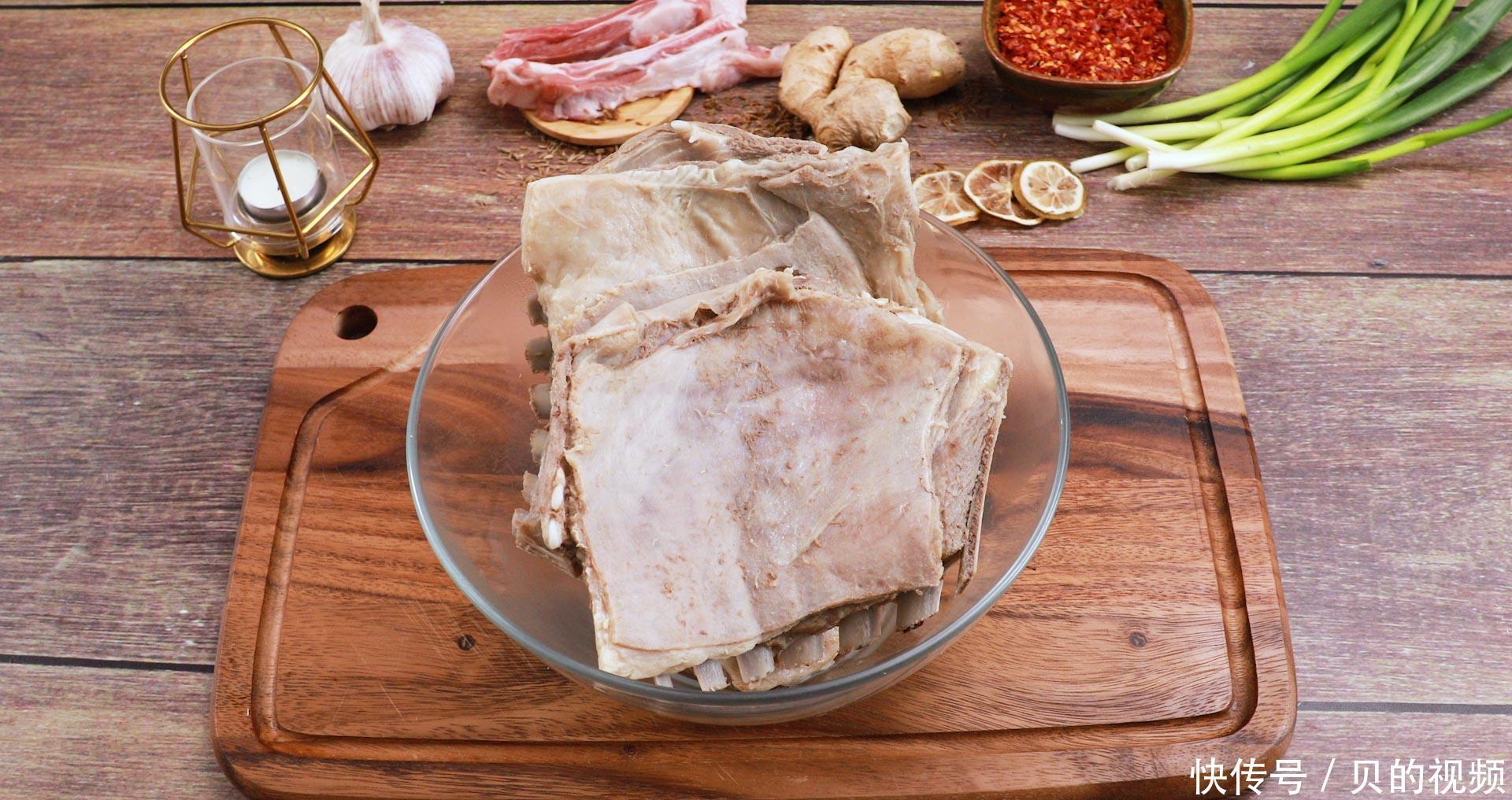 捞出来|烤羊好吃不好吃主要看酱汁,外表焦酥入口微甜,肉香浓郁嫩到出汁