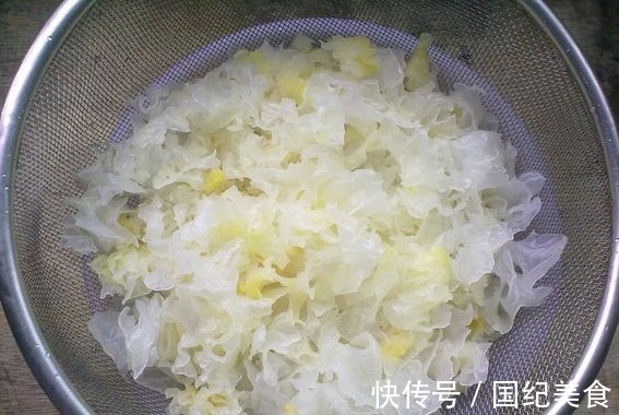 小瓣儿|夏季天热多喝银耳汤，学会这个正确做法，口感粘稠顺滑，胶质满满