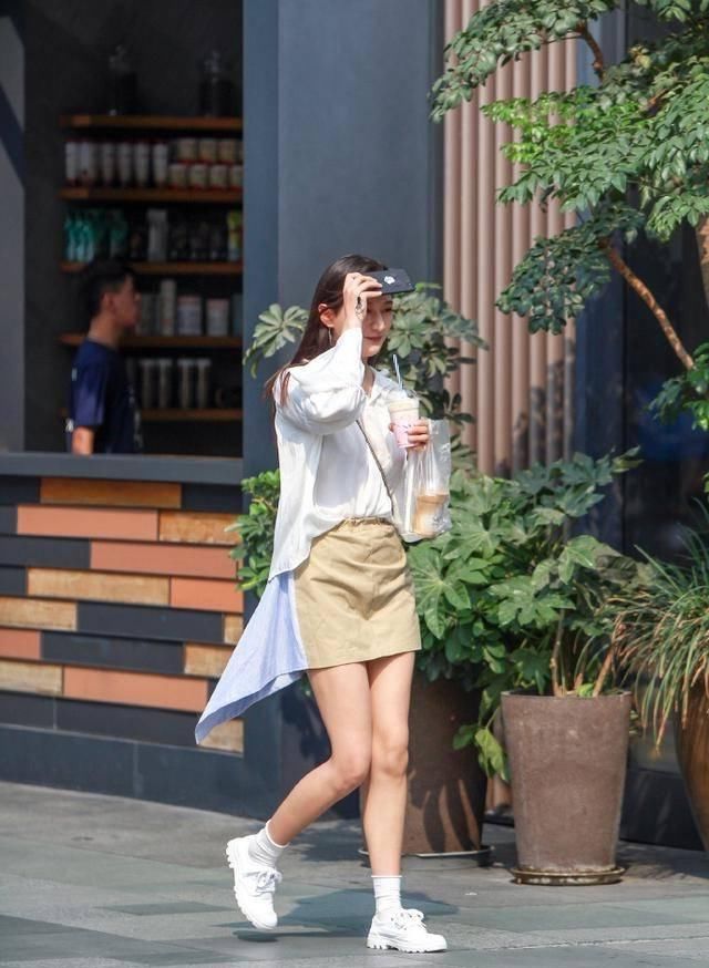 小姐姐身穿一条淑女范的露肩小裙子,搭配很有魅力