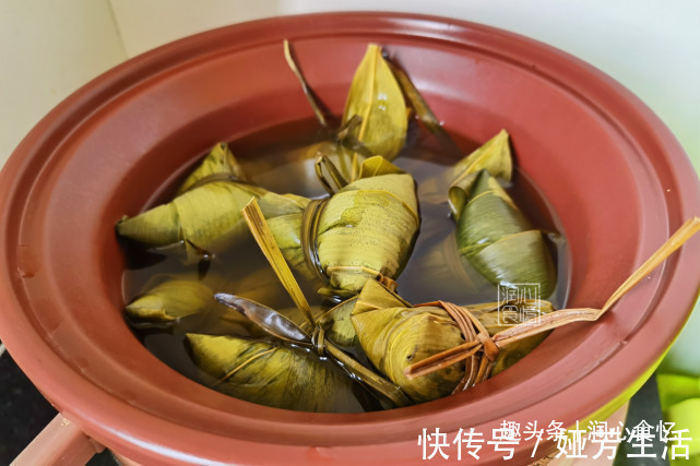 夹生|煮粽子，用冷水还是热水？煮多长时间？方法对了，粽子软糯不夹生