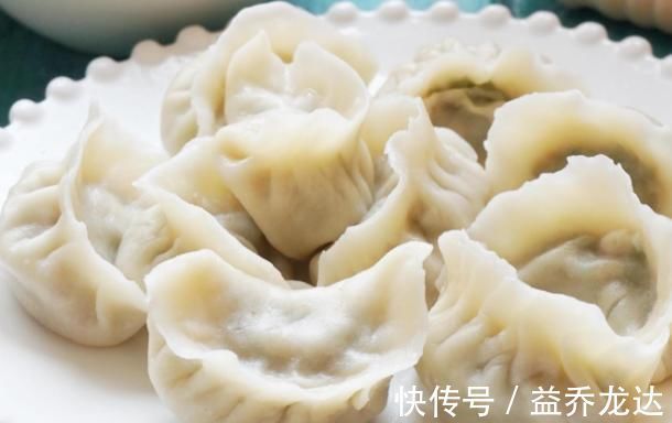 搅拌均匀|拌饺子馅时,放什么“油”更香?大厨教你一招,不管啥馅料都好吃