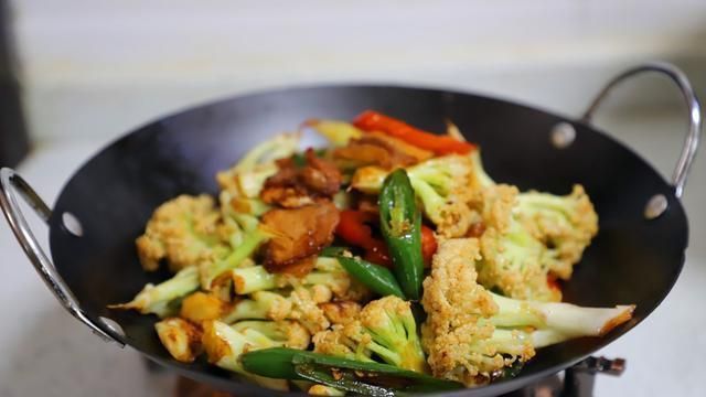 今日惊蛰，大厨教你花菜的家常做法，鲜辣脆嫩又下饭，太好吃了