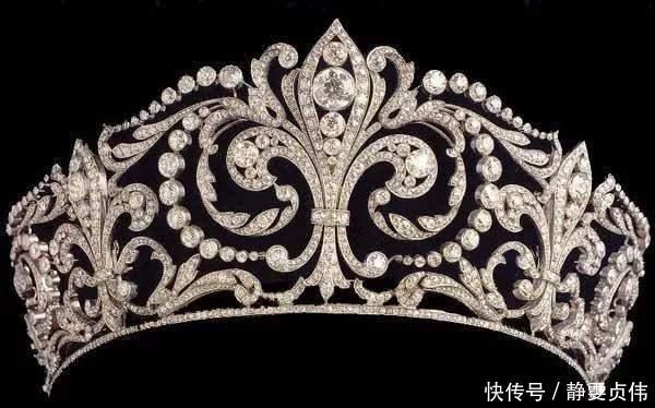 莱蒂齐亚王后的这套造型色彩协调真好,搭配祖母绿耳环,惊艳万分